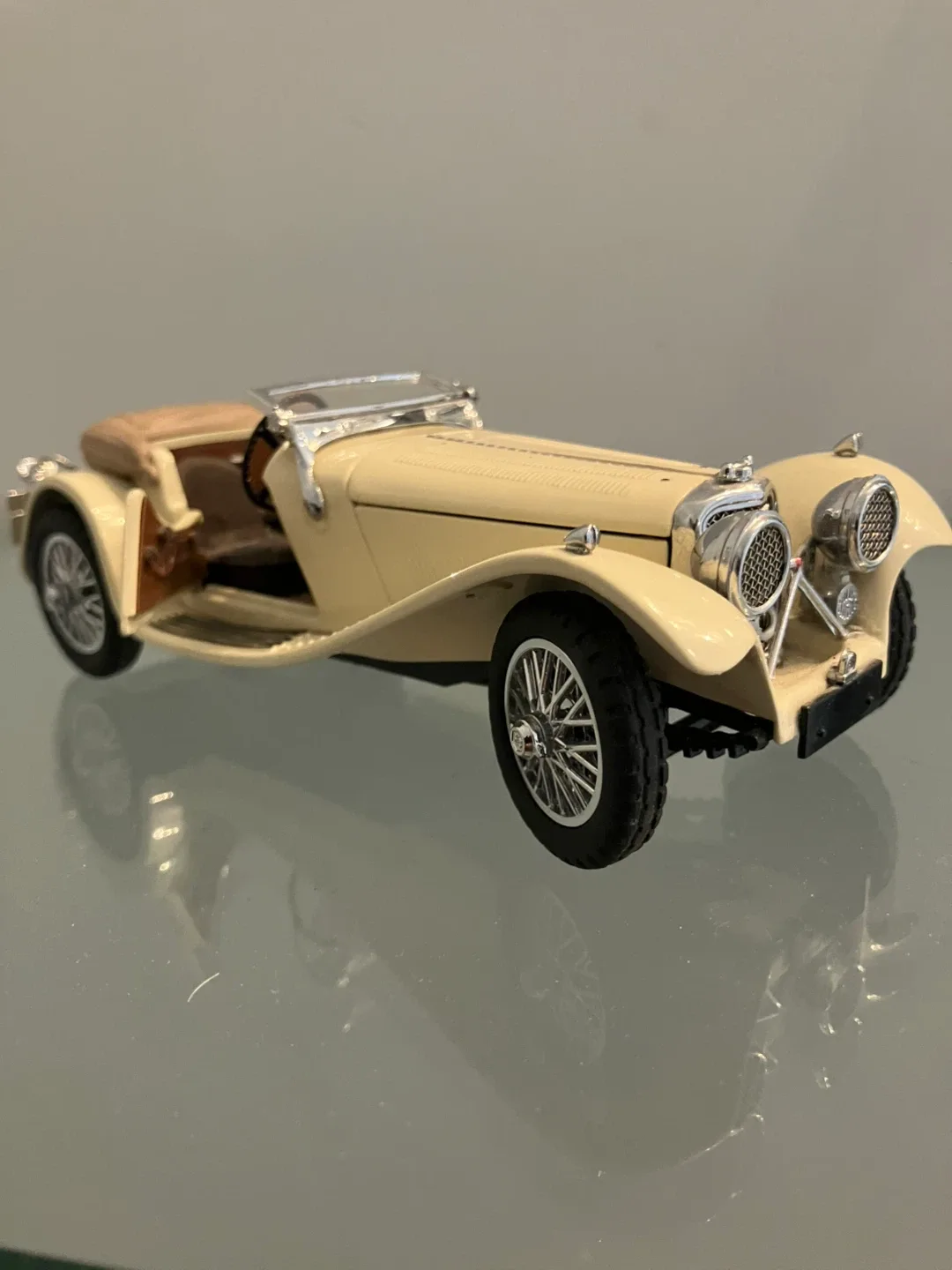 Vintage Cream-Colored SS-100 JAGUAR image indicator(2)