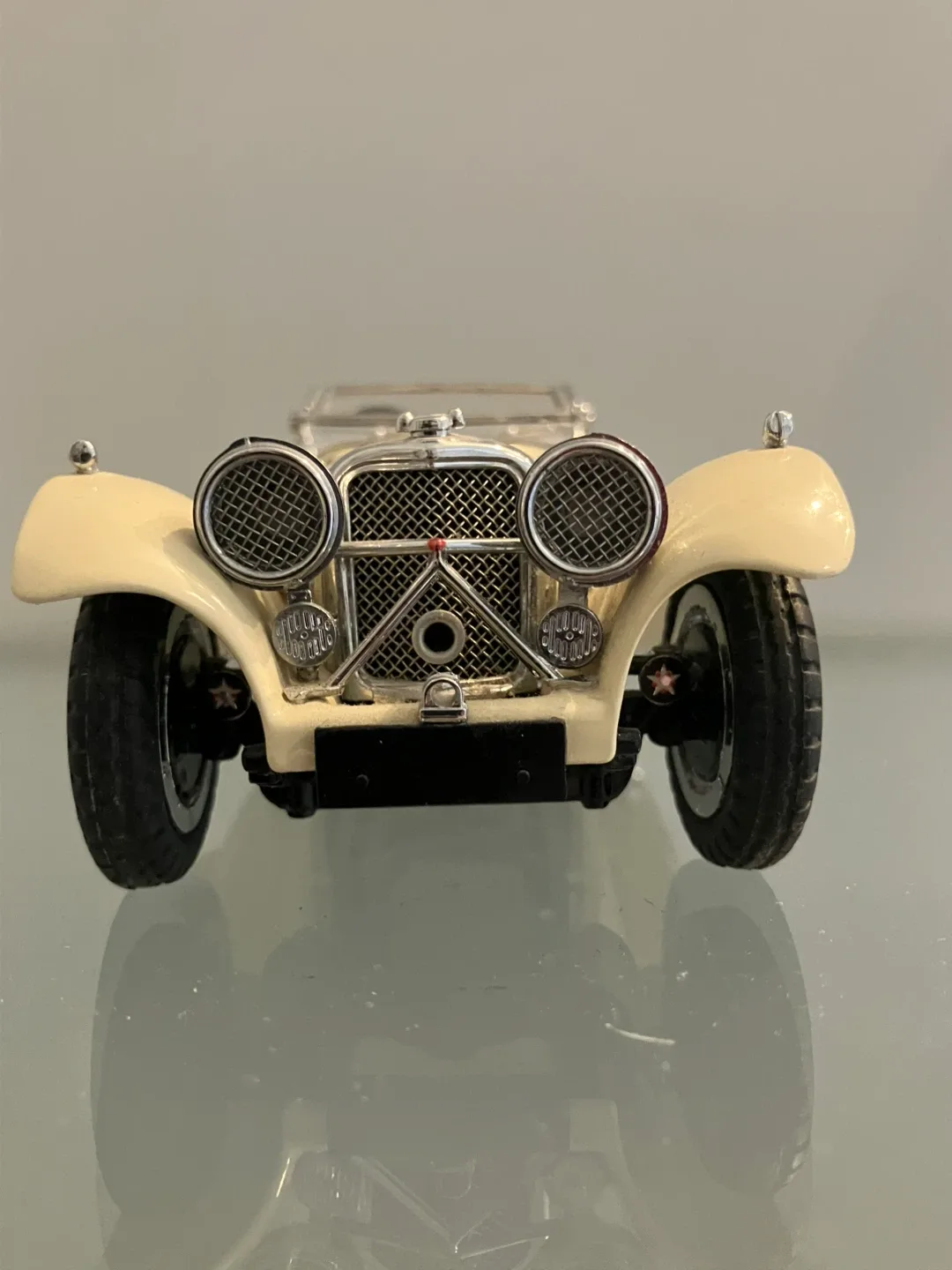 Vintage Cream-Colored SS-100 JAGUAR image indicator(5)