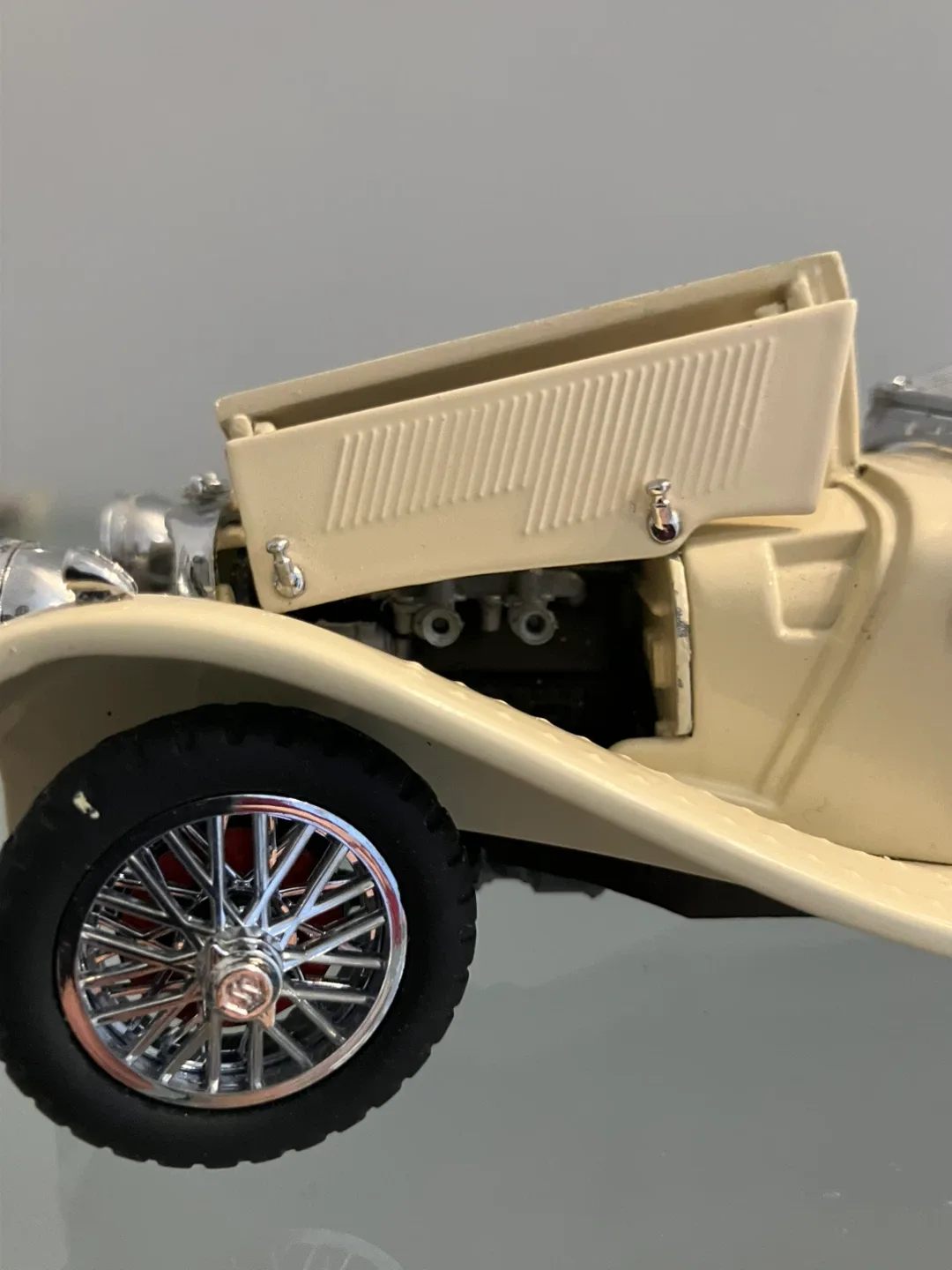 Vintage Cream-Colored SS-100 JAGUAR image indicator(3)