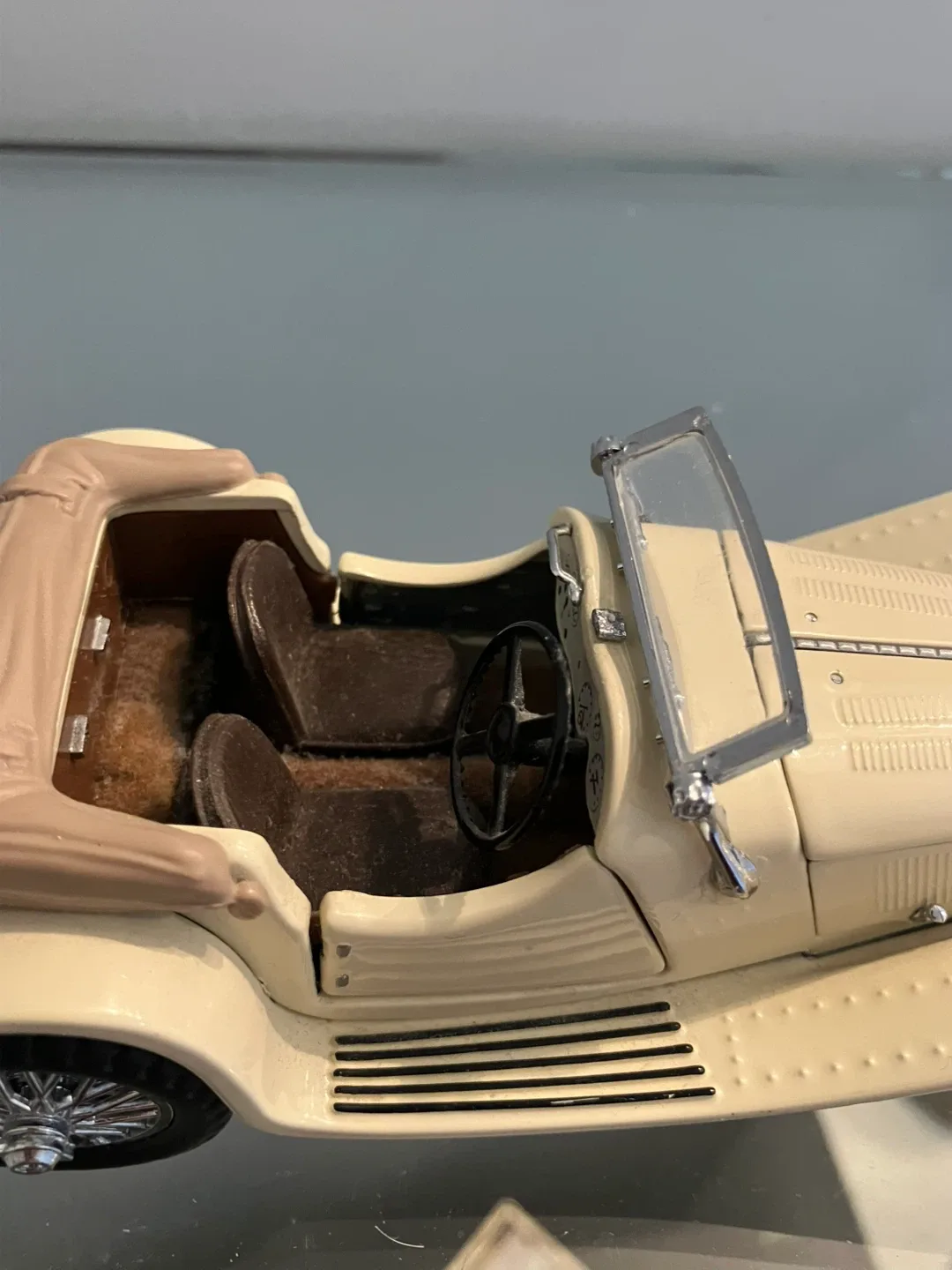 Vintage Cream-Colored SS-100 JAGUAR image indicator(8)