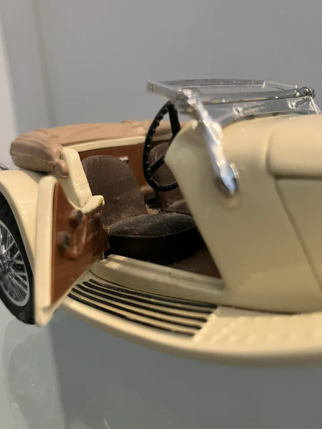 Vintage Cream-Colored SS-100 JAGUAR image indicator(7)