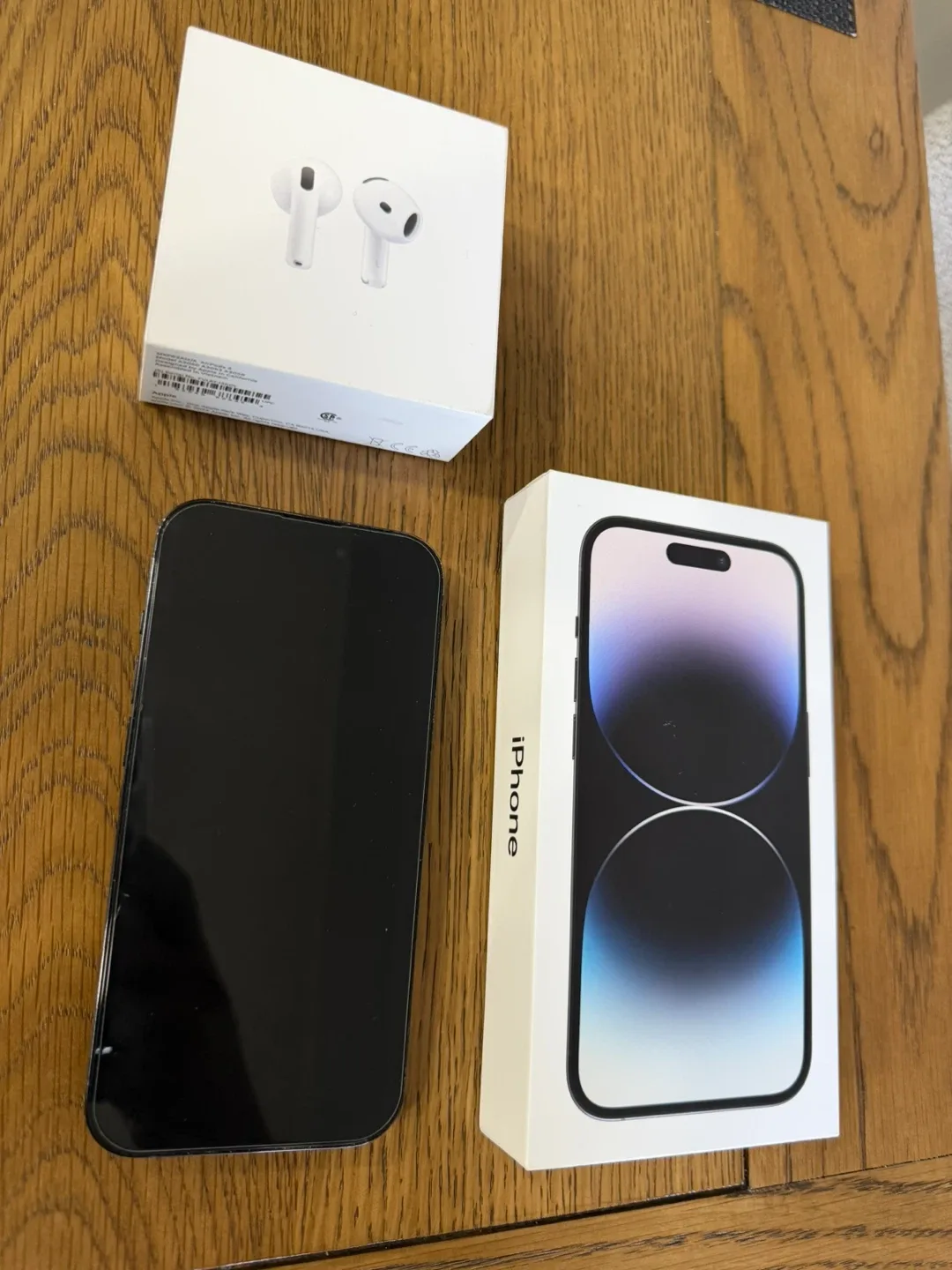 Apple iPhone 14 Pro & AirPods 4