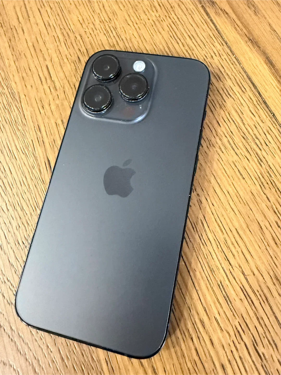 Apple iPhone 14 Pro & AirPods 4 image indicator(3)