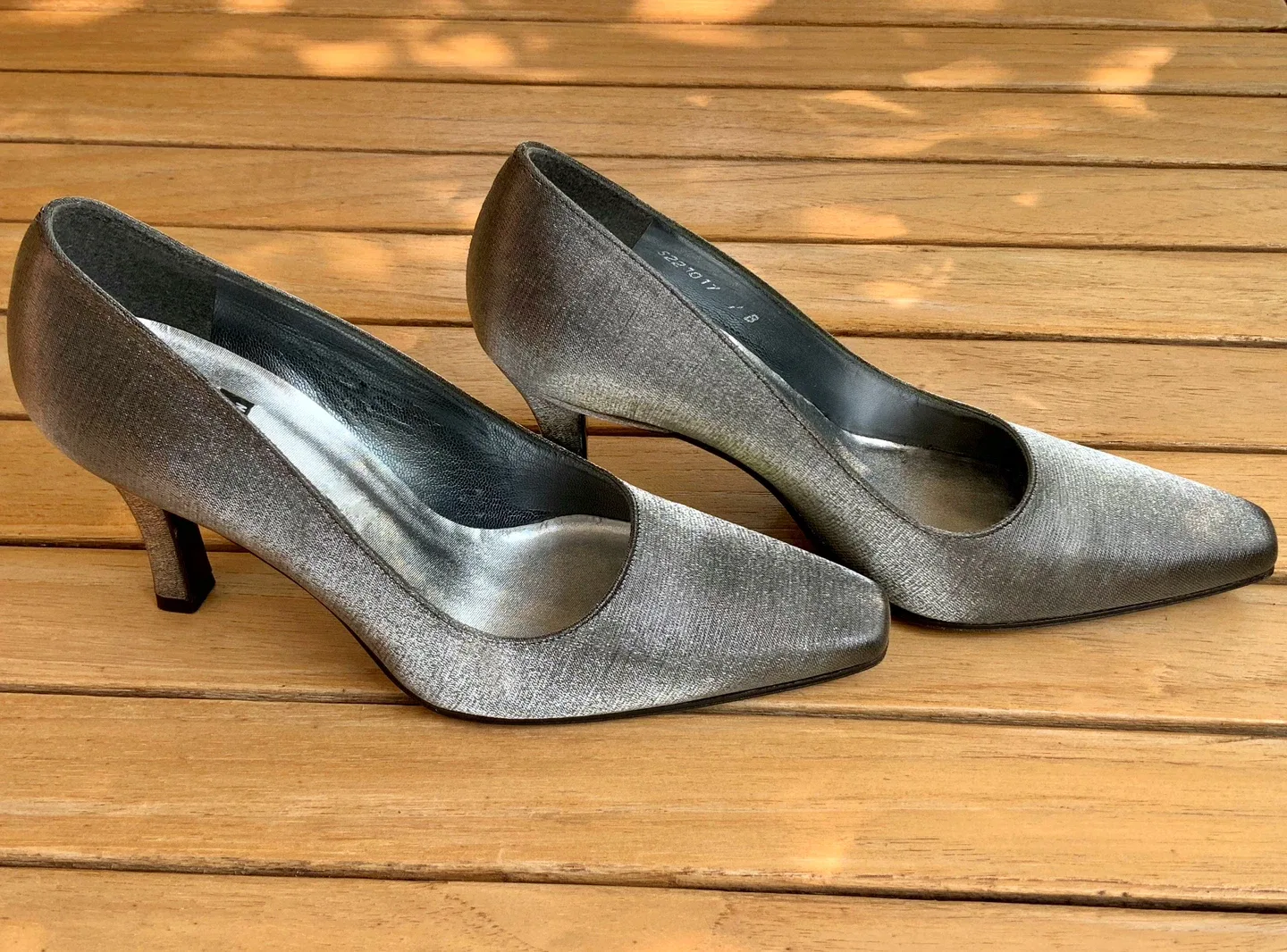 BRAND NEW STUART WEITZMAN size 7 silver/grey silk classic heels image indicator(6)