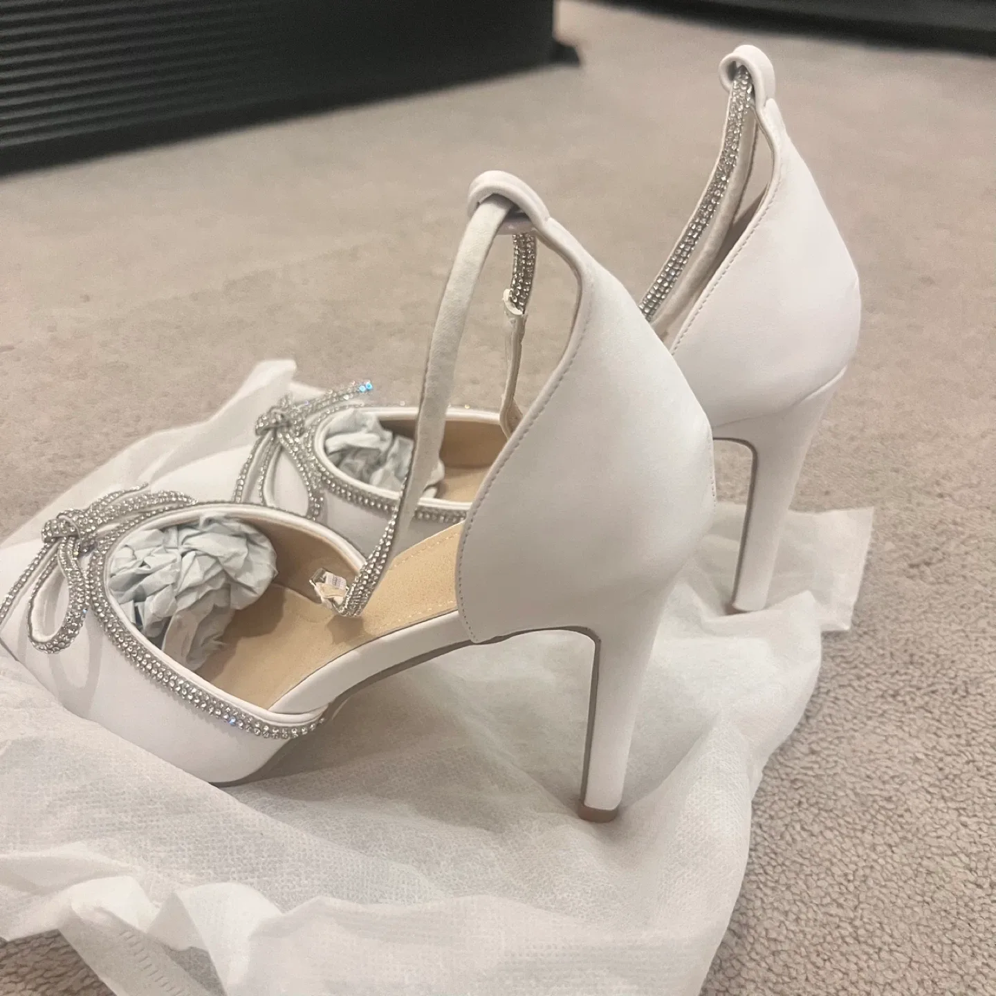 《New》White Heels with Rhinestone Bows image indicator(3)