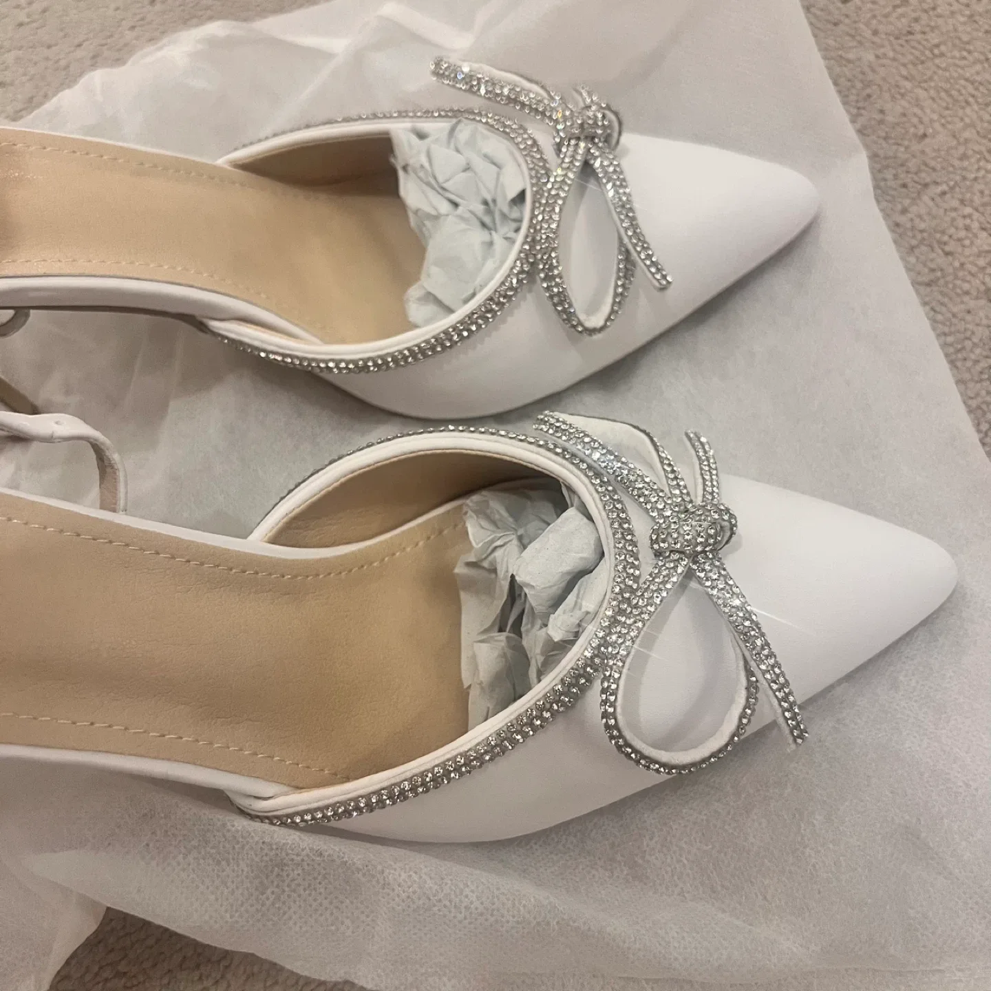 《New》White Heels with Rhinestone Bows image indicator(2)