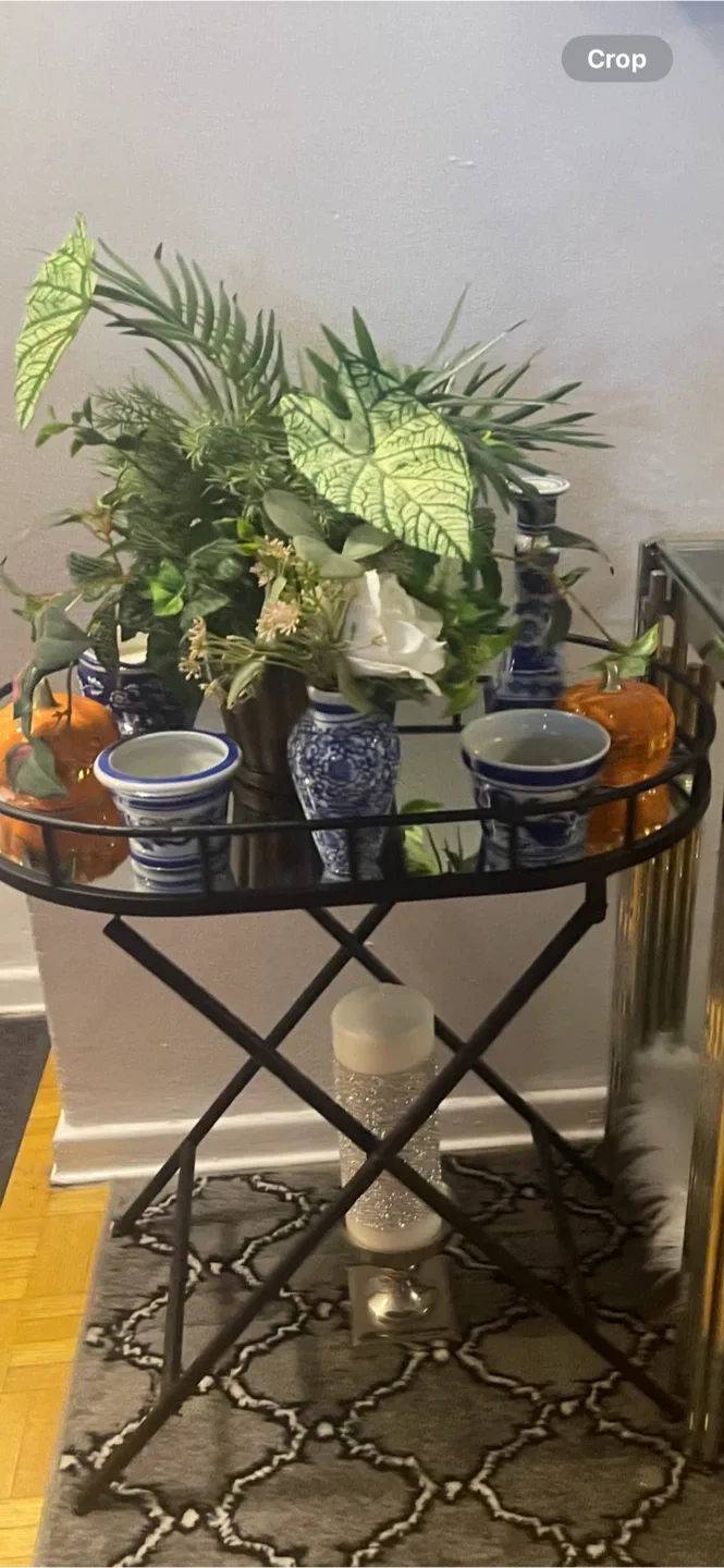 Side Table with Round Tray Top image indicator(2)