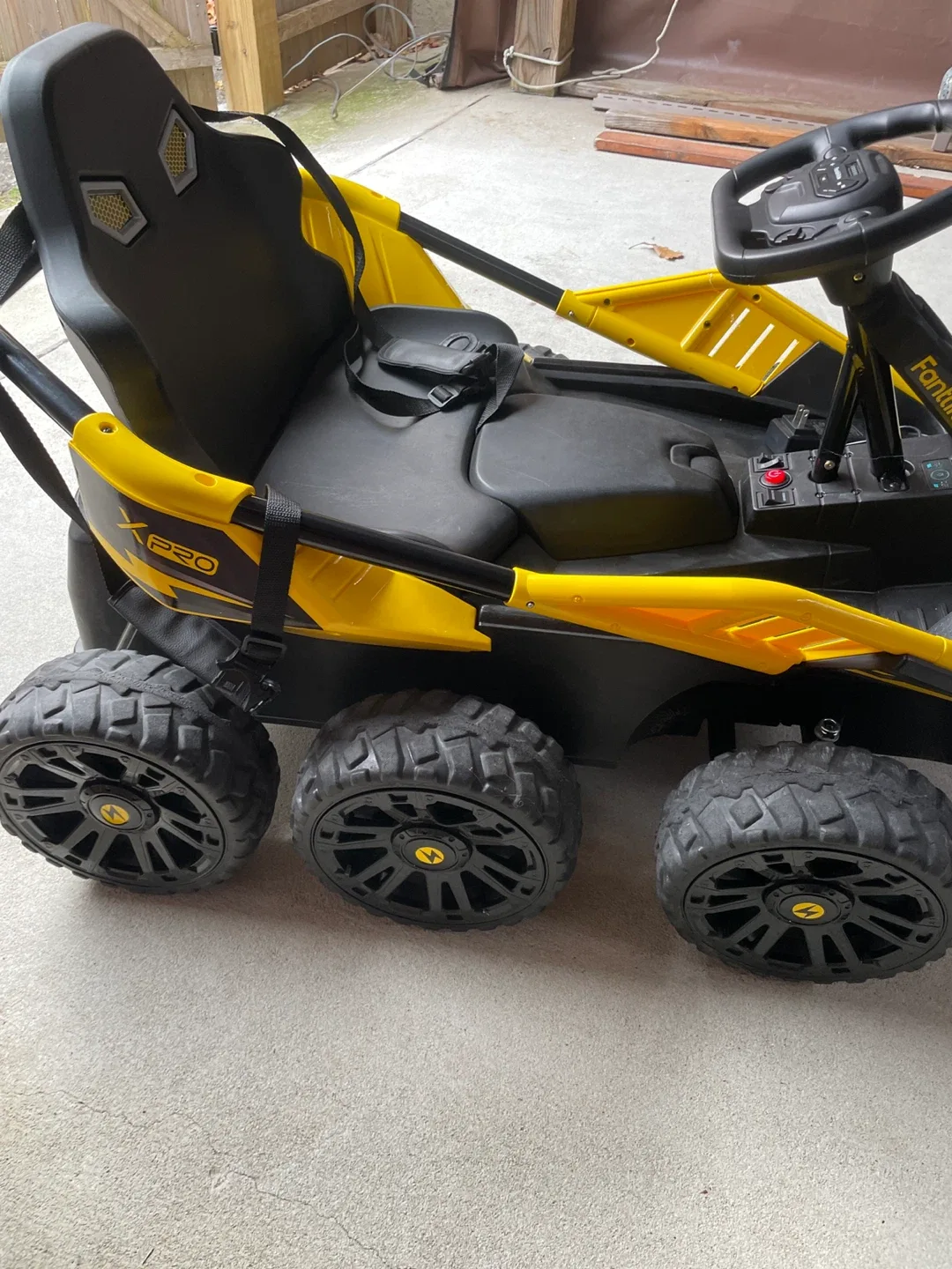 Fanttik Ride X Pro Kids Ride-On Car - Yellow/Black image indicator(4)