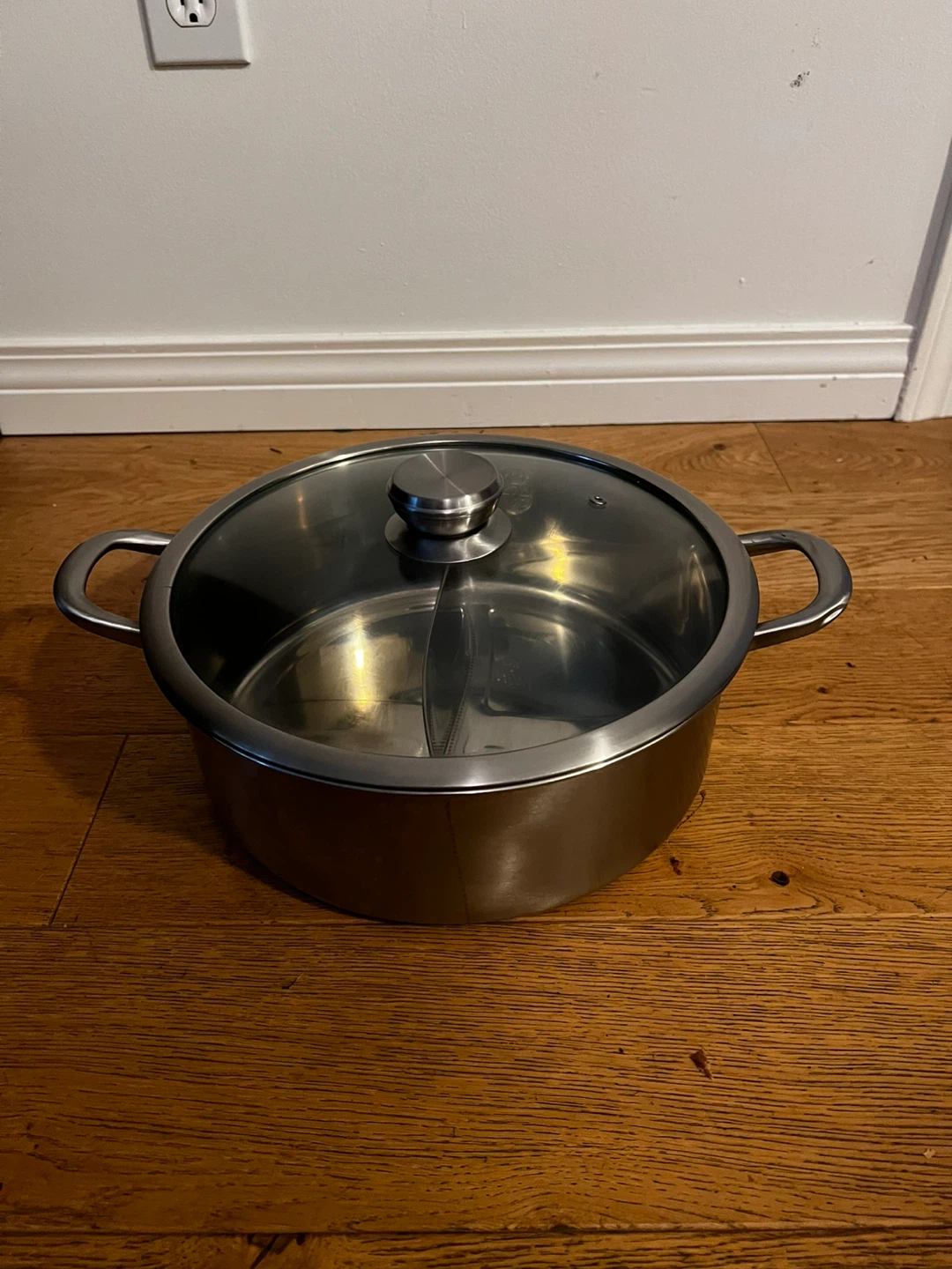 Laotesi Stainless Steel Divided Hot Pot (30cm, Brand New) - photo 2