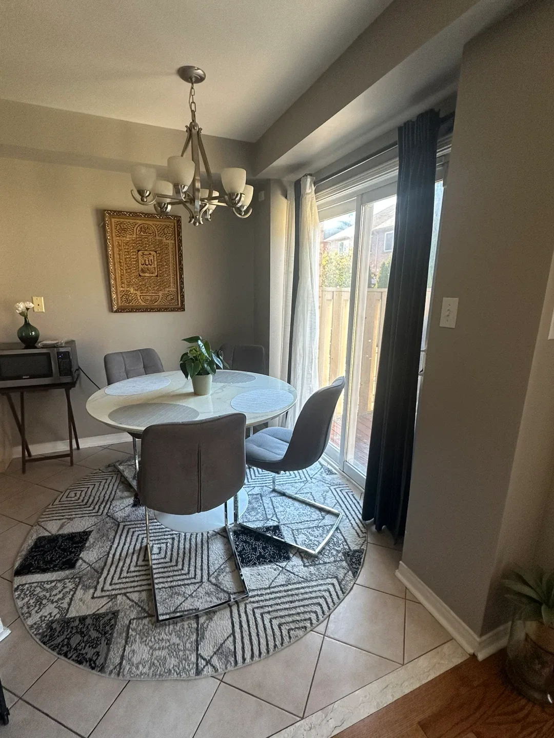 Dining table with 4 chairs image indicator(2)