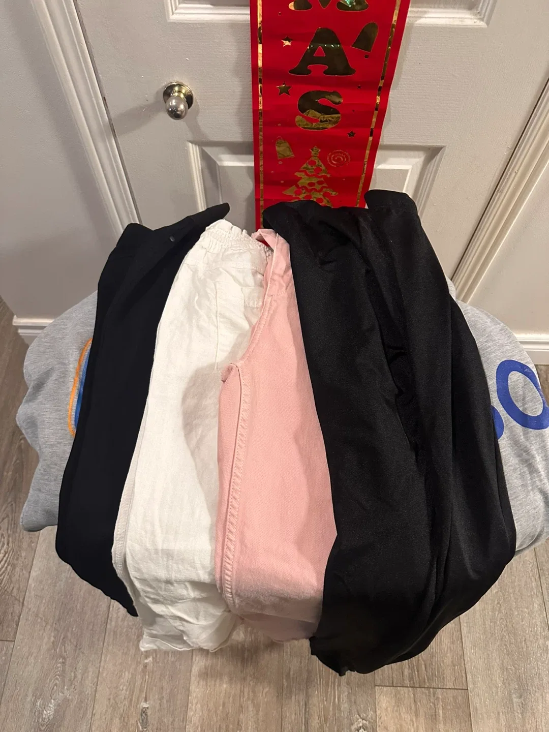 6 Assorted Women's Pants - Sizes M