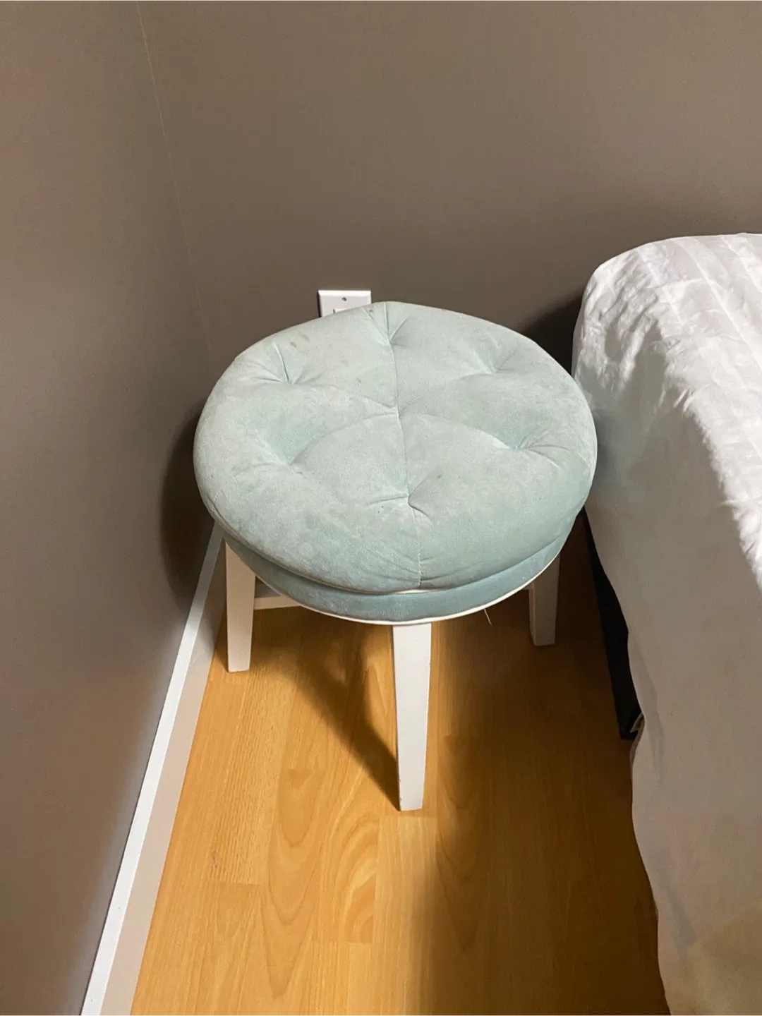 Round Tufted Ottoman Foot Stool image indicator(2)