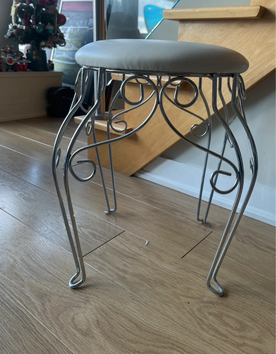 White Round Vanity Stool with Metal Legs image indicator(3)