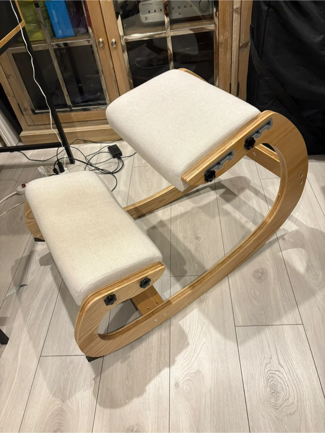 Ergonomic kneeling chair