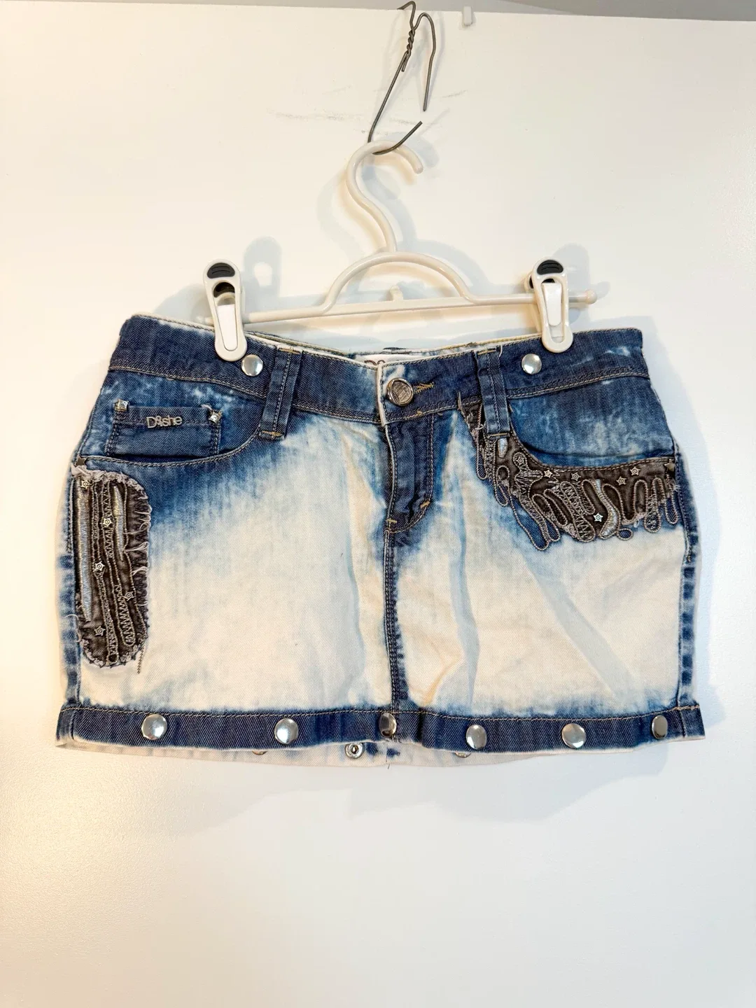 Dishe Denim Vintage Mini Skirt / Distressed Embroidered Skirt image indicator(2)