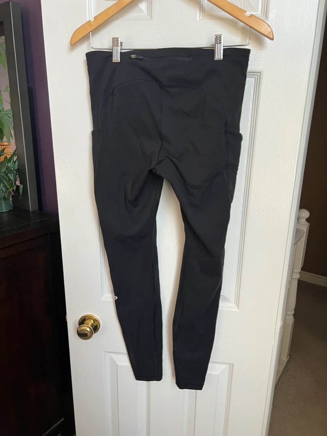 size 8 black full length lulu leggings with pockets image indicator(3)