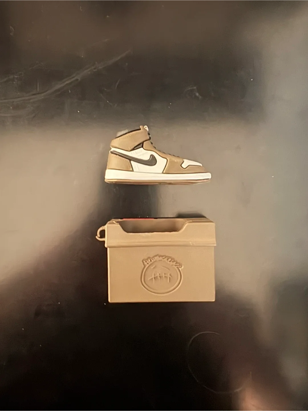 Nike Air Jordan 1 Travis Scott AirPod Gen 1 case image indicator(4)