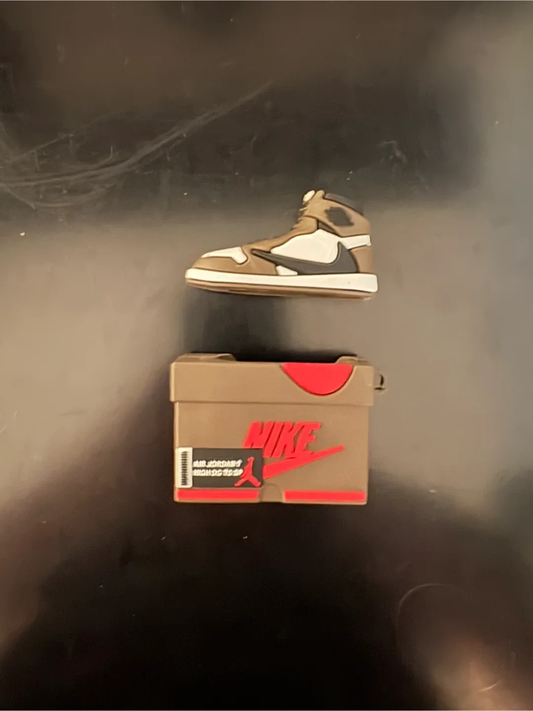 Nike Air Jordan 1 Travis Scott AirPod Gen 1 case image indicator(3)