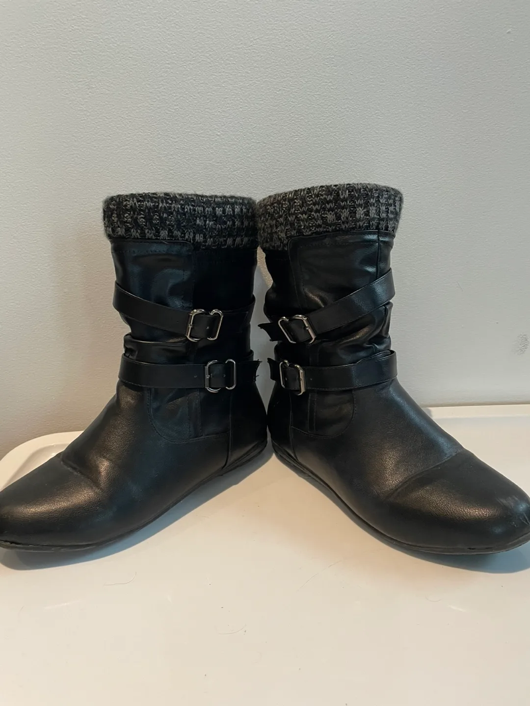 Boots with fuzzy liner image indicator(3)