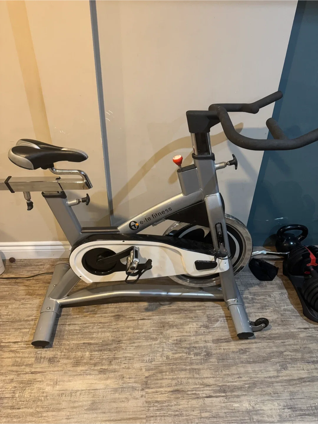E-le Fitness Stationary Exercise Bike image indicator(2)