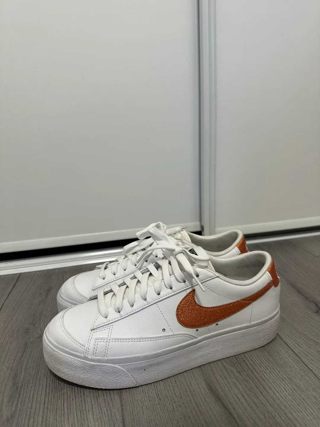 Nike Blazer Low Platform White/Orange Women EU 40.5 image indicator(2)