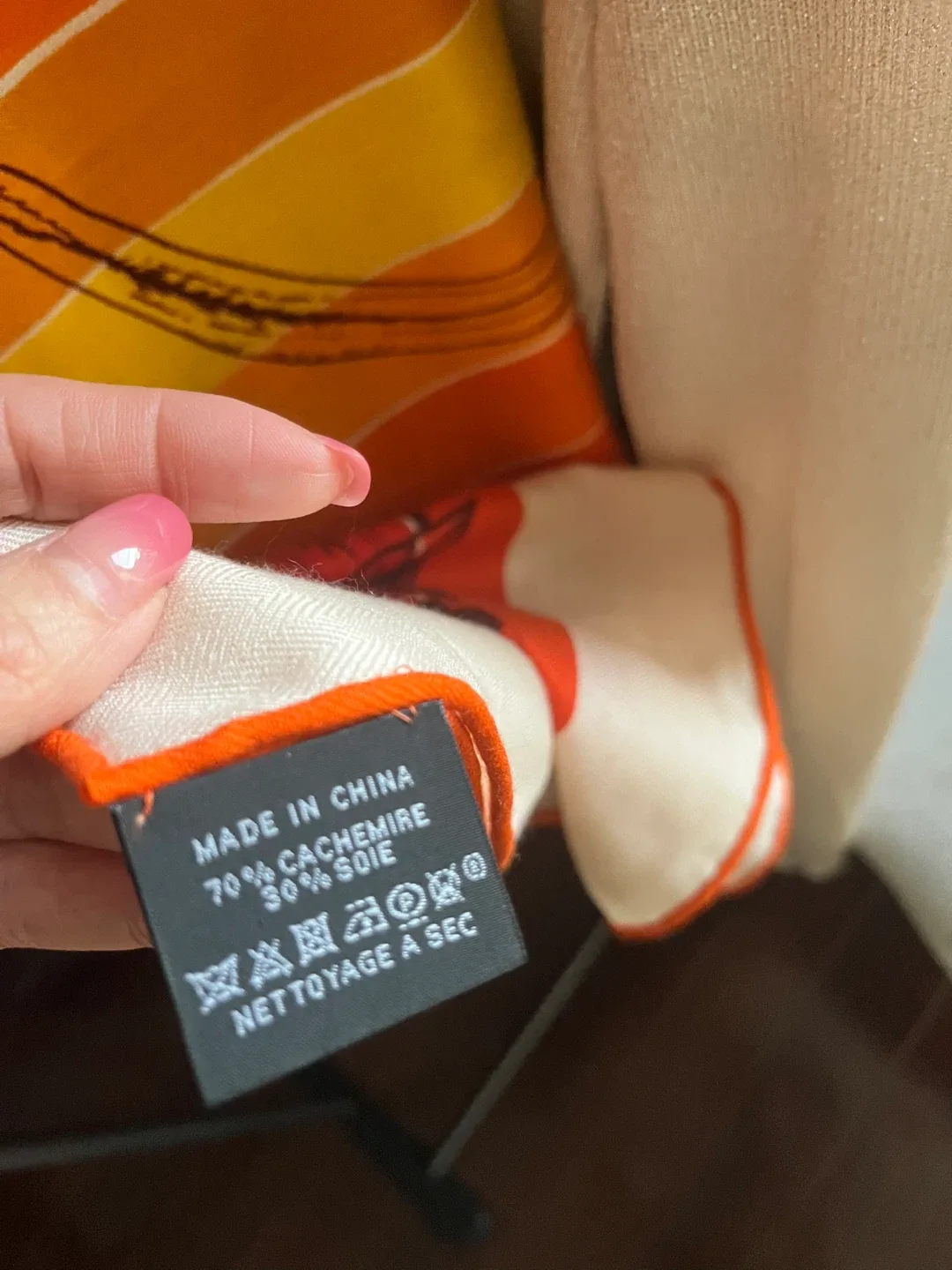 Orange Patterned Scarf - 70% Cachemire, 30% Soie image indicator(3)