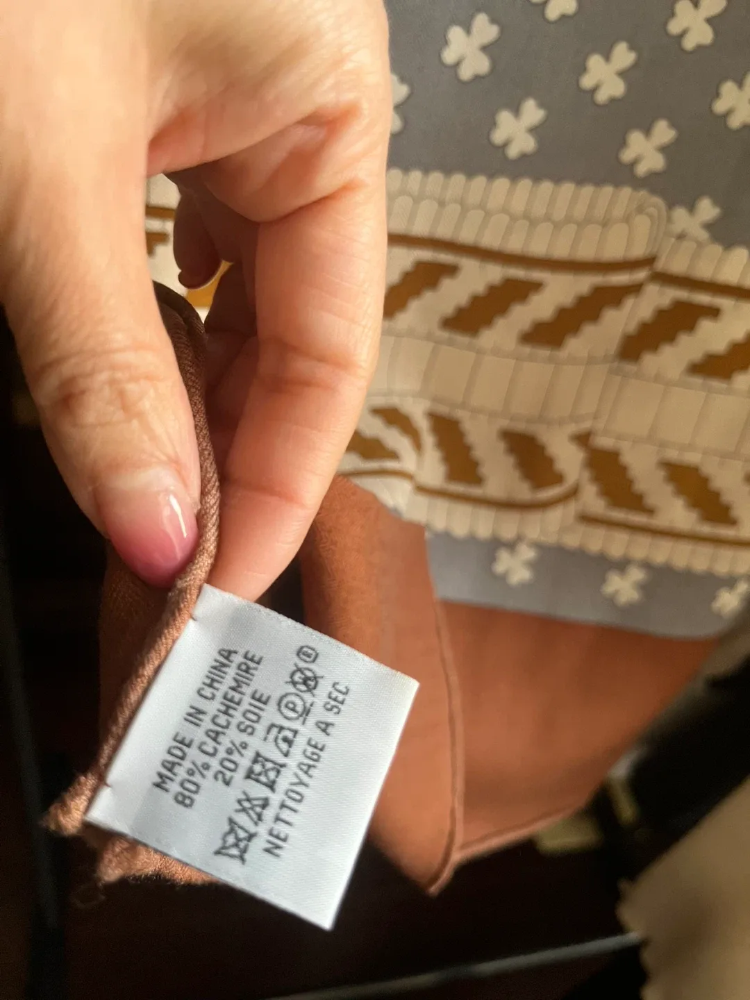 Cashmere & Silk Scarf image indicator(4)