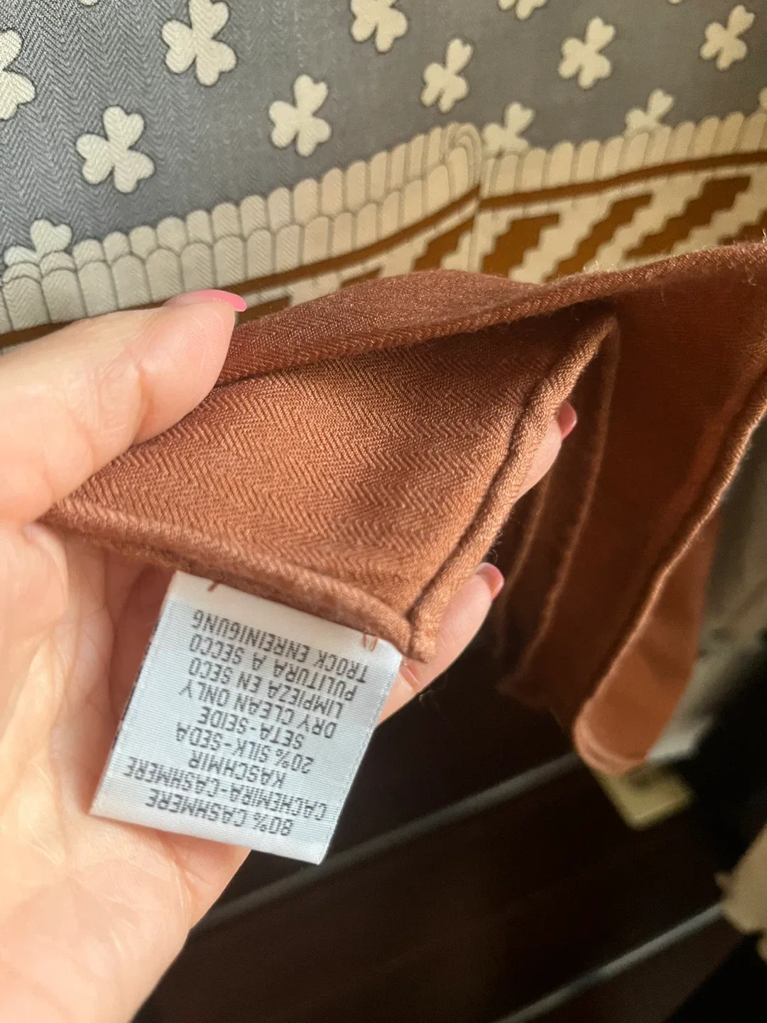 Cashmere & Silk Scarf image indicator(3)