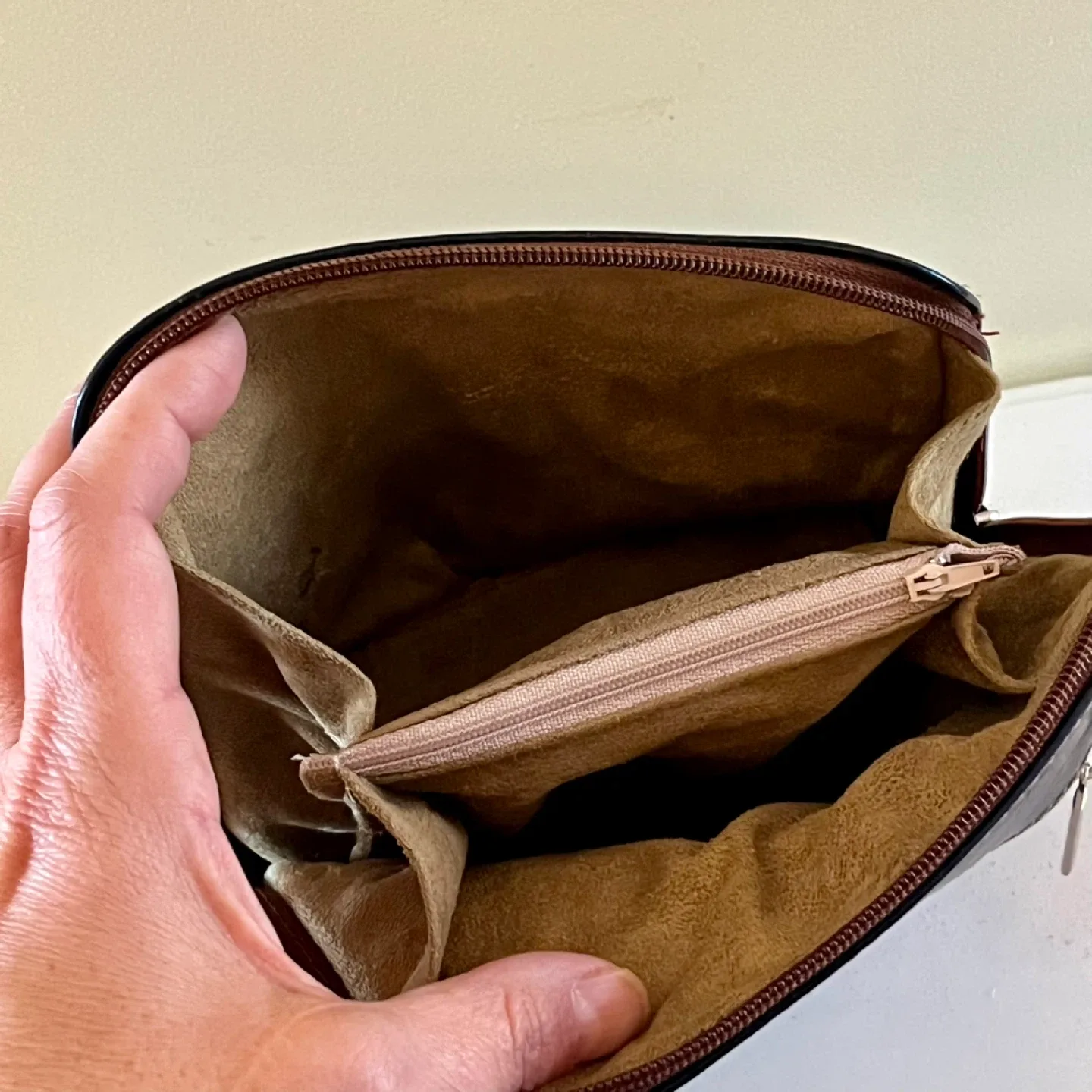 Vintage Vera Pelle Leather Crossbody Bag image indicator(6)