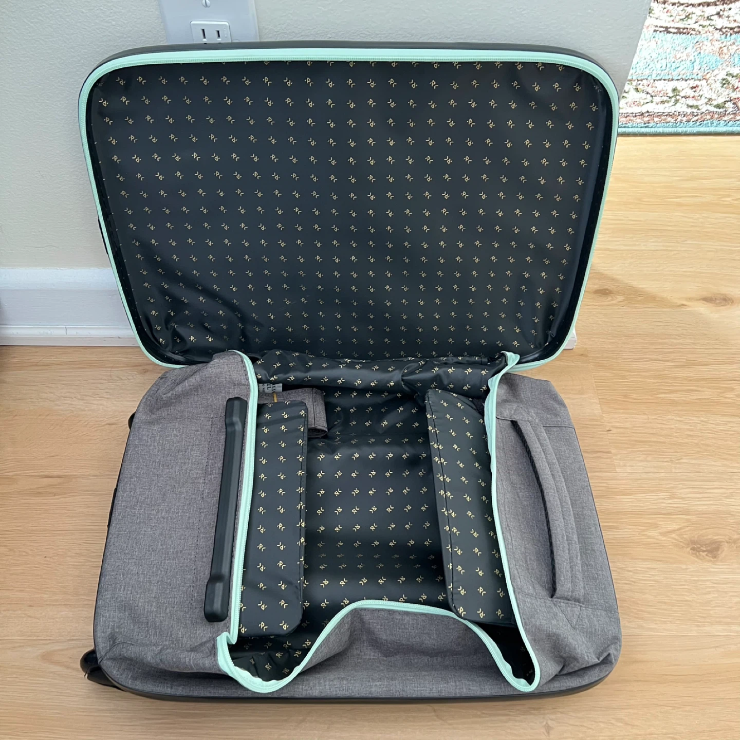 Foldable Carry-On Luggage – Collapses to 5cm – Mint Color - photo 4
