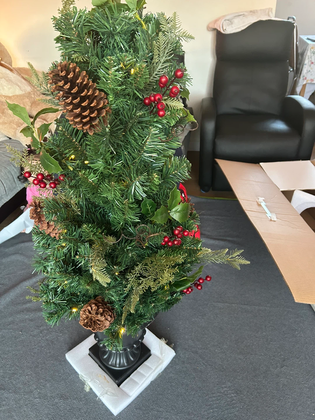 New 4ft Holly & Berries LED Pre-Lit Potted Tree - photo 3