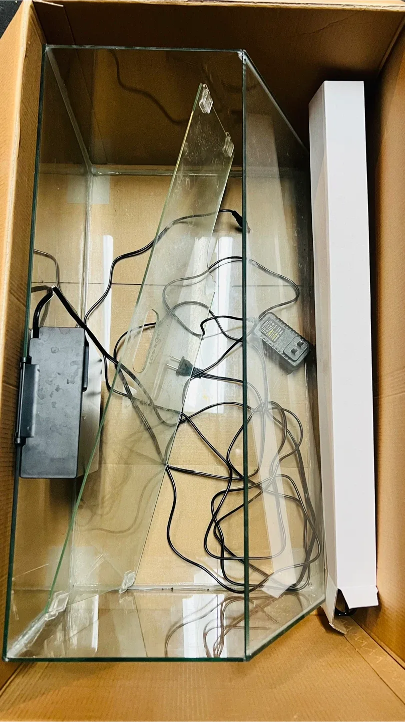 10 US GAL Angled View Fish Tank (37.8 L) image indicator(2)