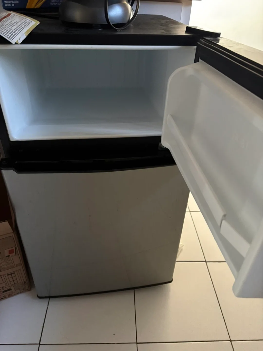 Whirlpool Compact Refrigerator image indicator(2)