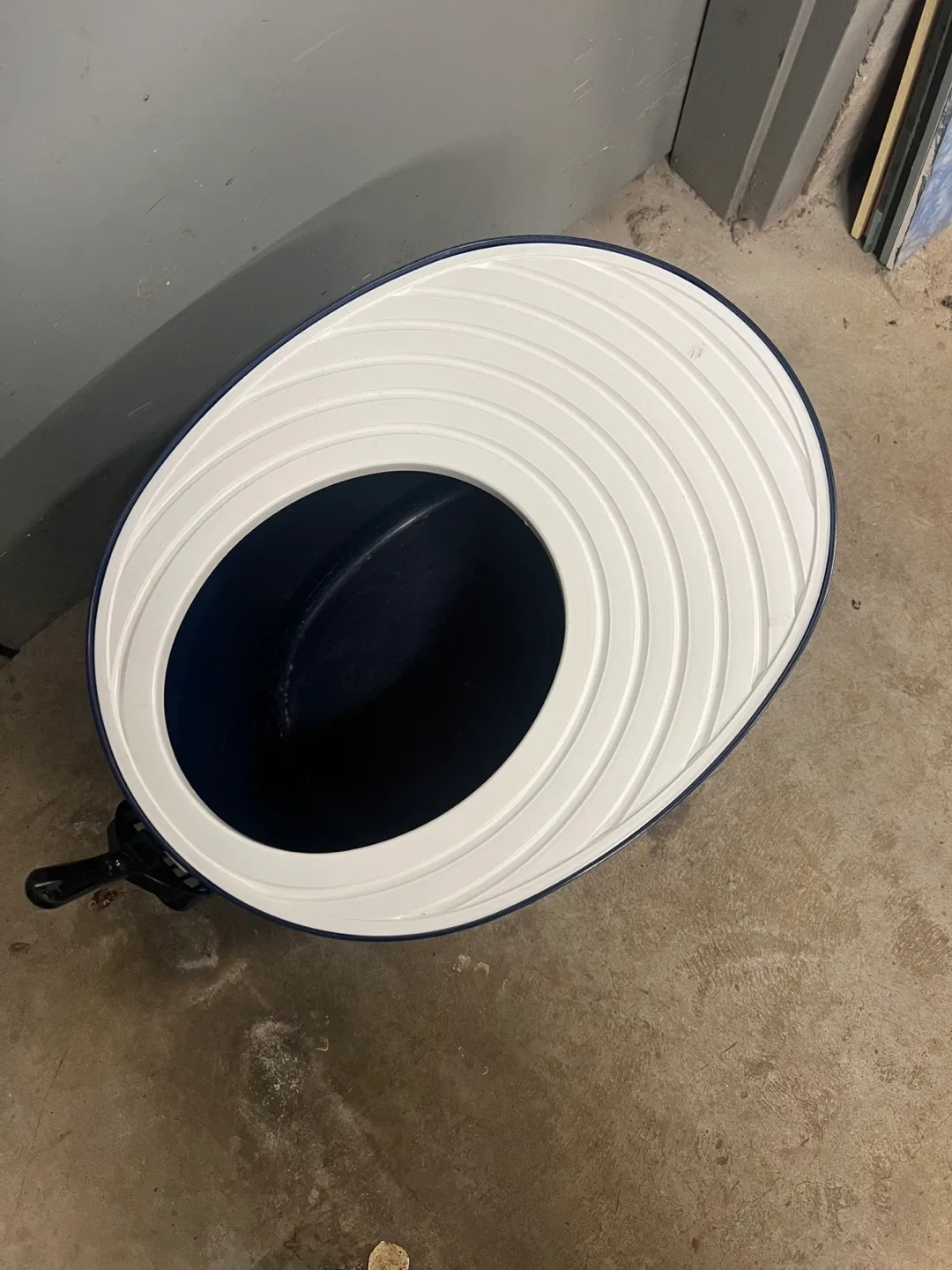 PUNT-530 W/SCP Navy/White/Blk Cat Litter Box image indicator(2)