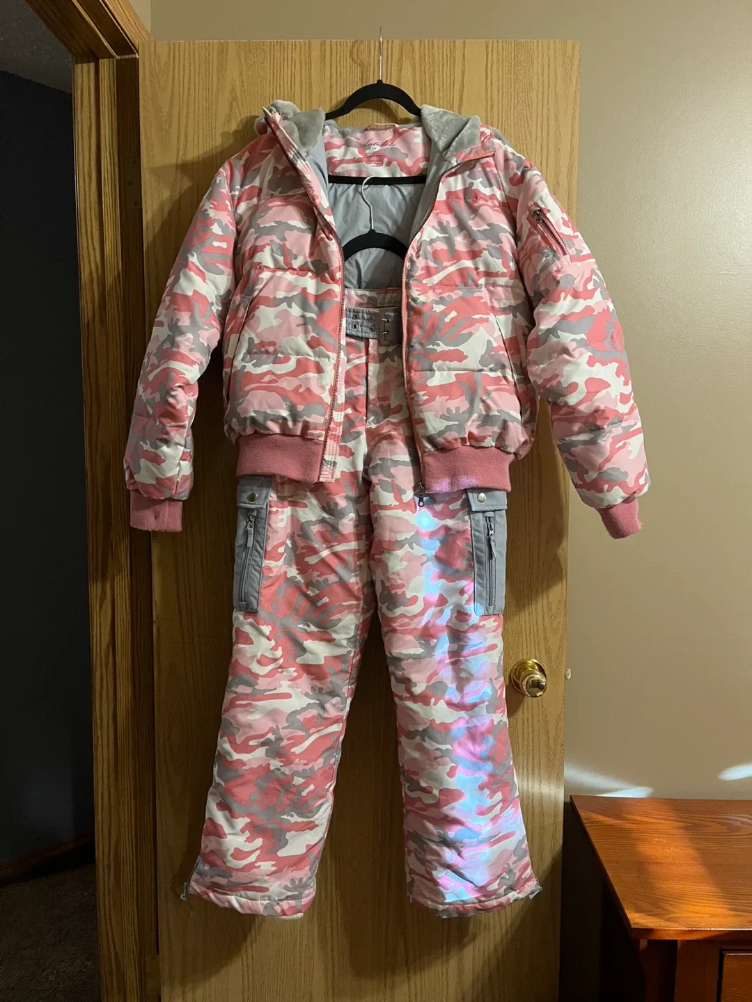 LADIES PINK CAMOUFLAGE JACKET/SNOWPANT SUIT (Size Large)