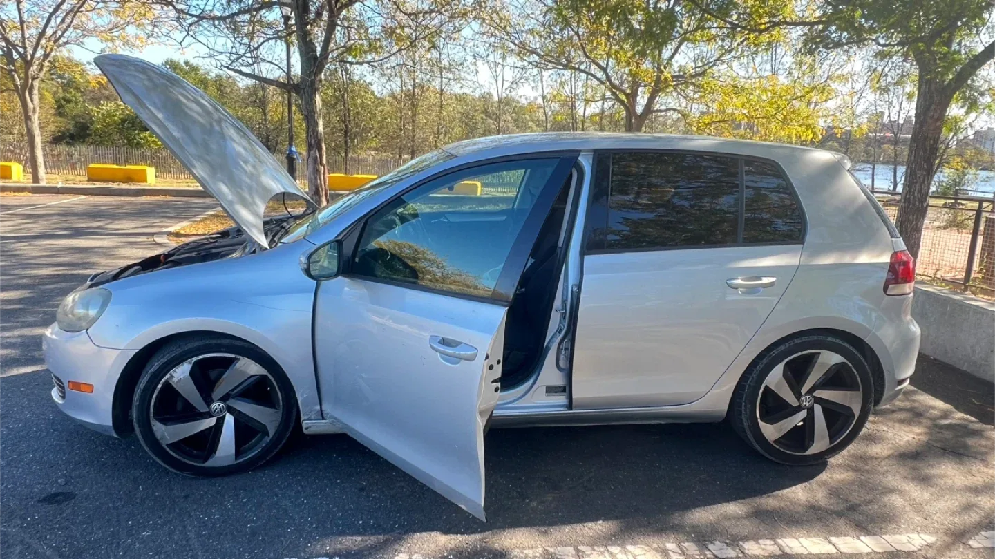 Silver Volkswagen Golf image indicator(8)