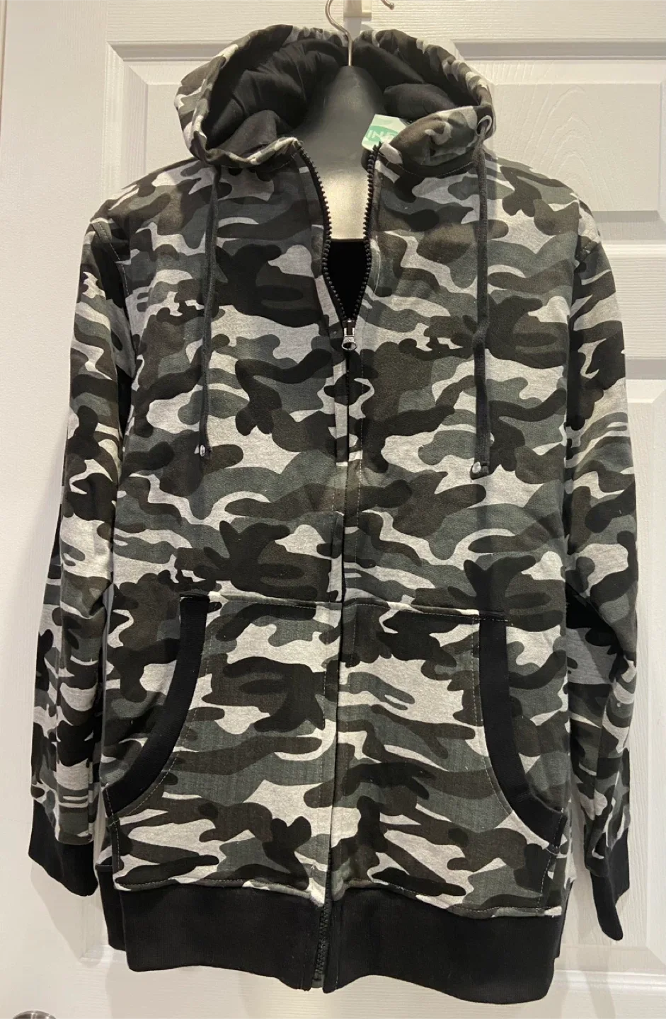Men’s Camo Zip-Up Hoodie New With Tag Size Medium