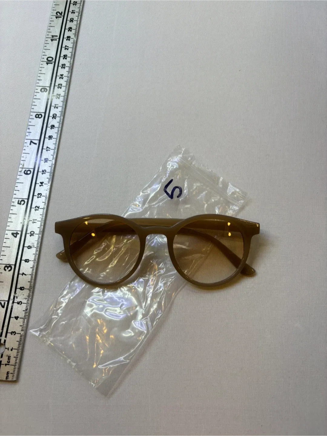 Meet Glasses Light Tint Round Brown Gradient Lens Sunglasses (5) image indicator(7)