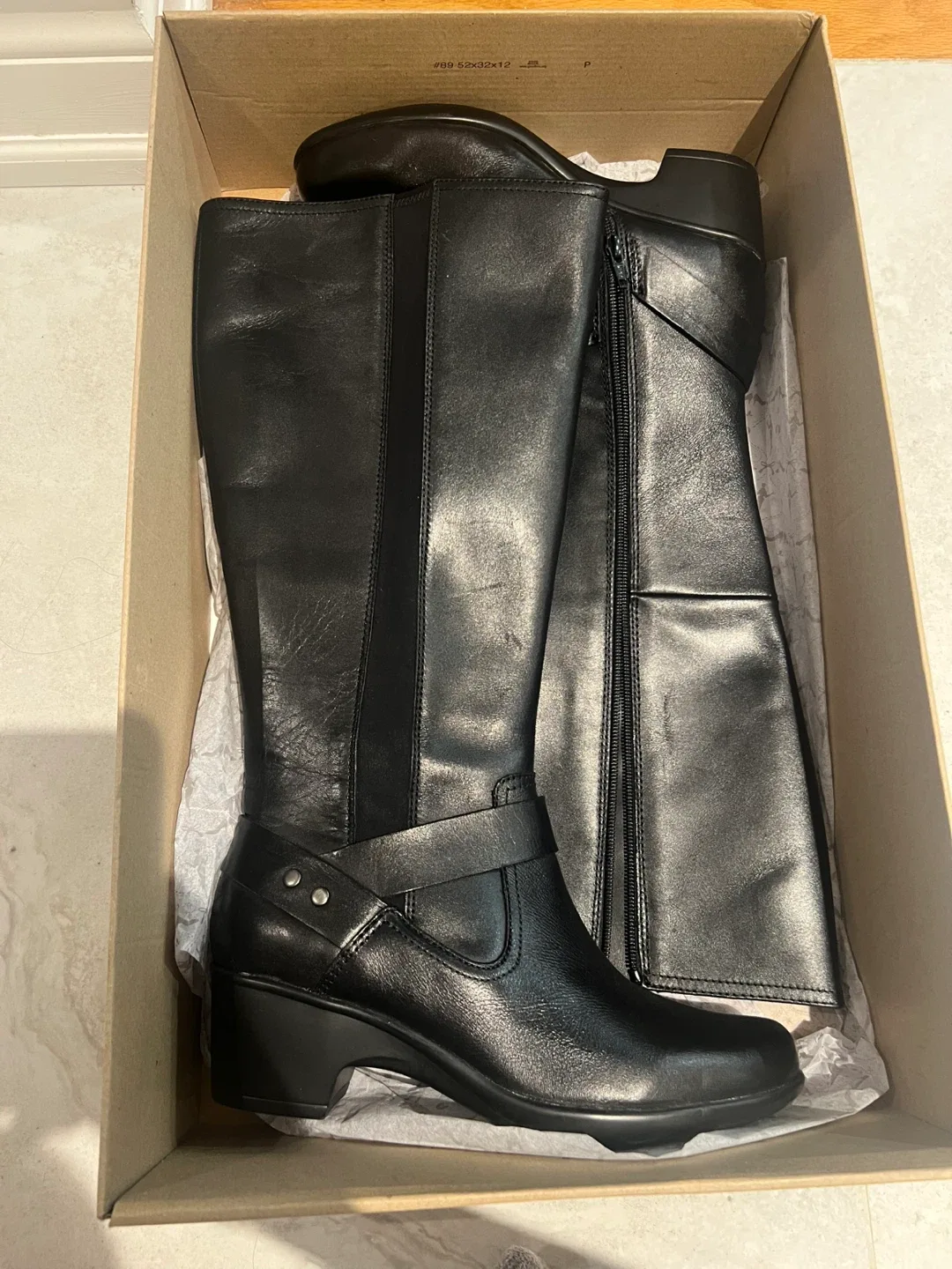 New Clarks Leather Boots - Size 8W image indicator(2)