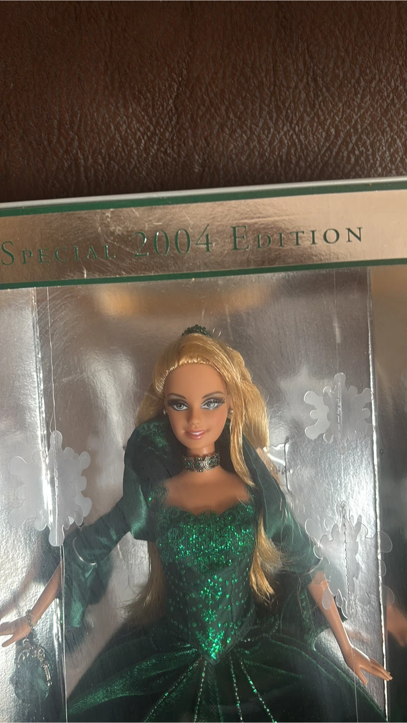 2004 Special Edition Holiday Barbie Doll - photo 3