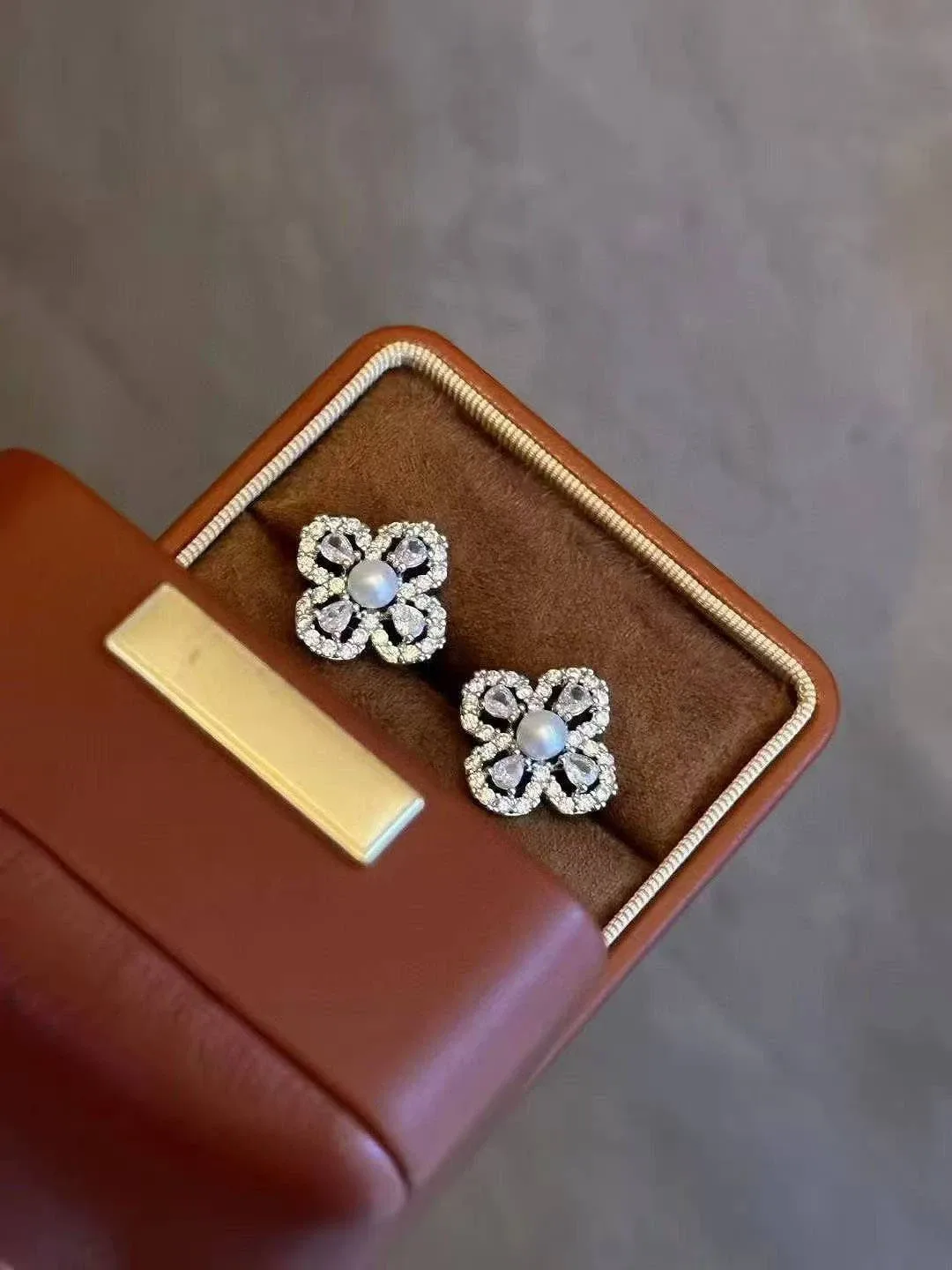 Flower Pearl Stud Earrings - New image indicator(2)