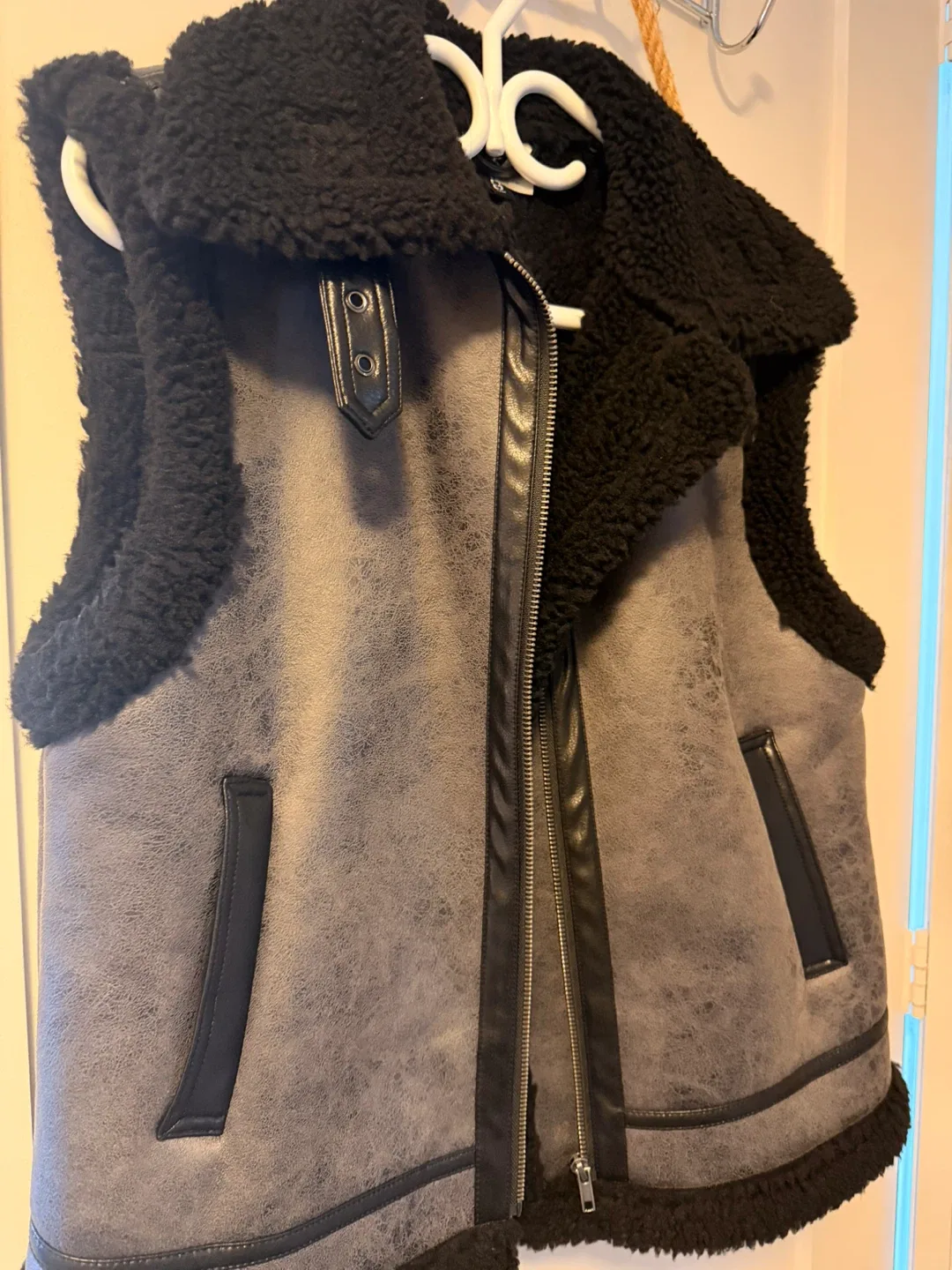 Shearling Vest - Grey & Black image indicator(3)