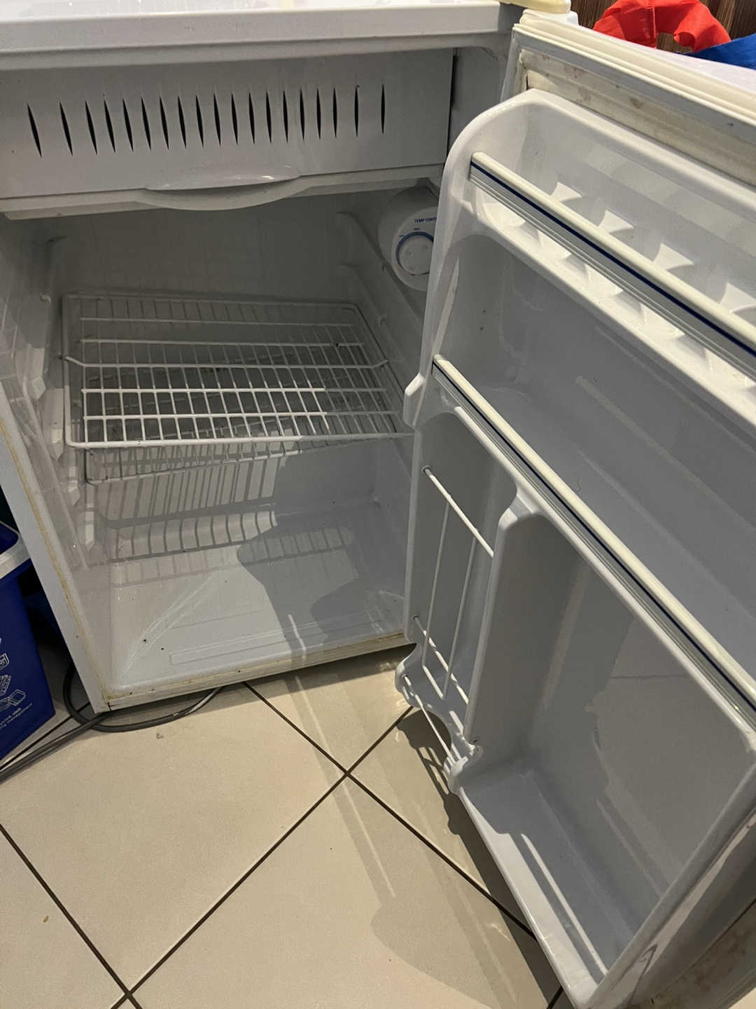 Diplomat Compact Refrigerator - White - photo 3