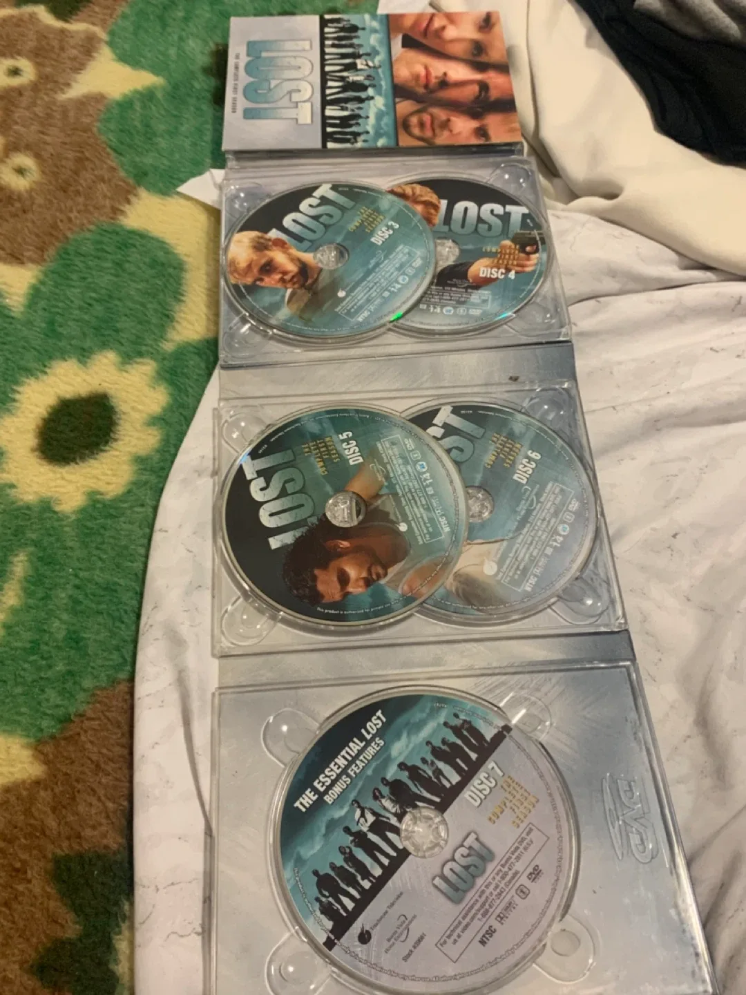 Lost: The Complete First Season DVD Set image indicator(3)