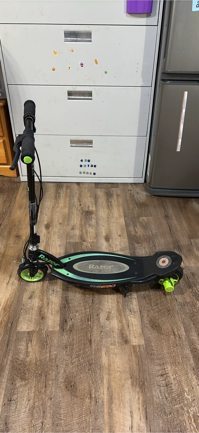 Razor E100 Electric Scooter - Black & Green - photo 4