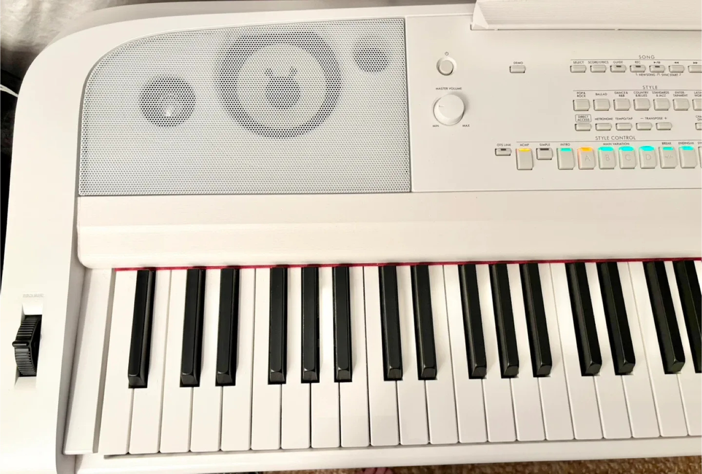 Yamaha DGX-670 Digital Piano - White image indicator(5)