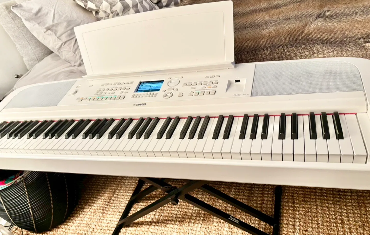 Yamaha DGX-670 Digital Piano - White image indicator(3)
