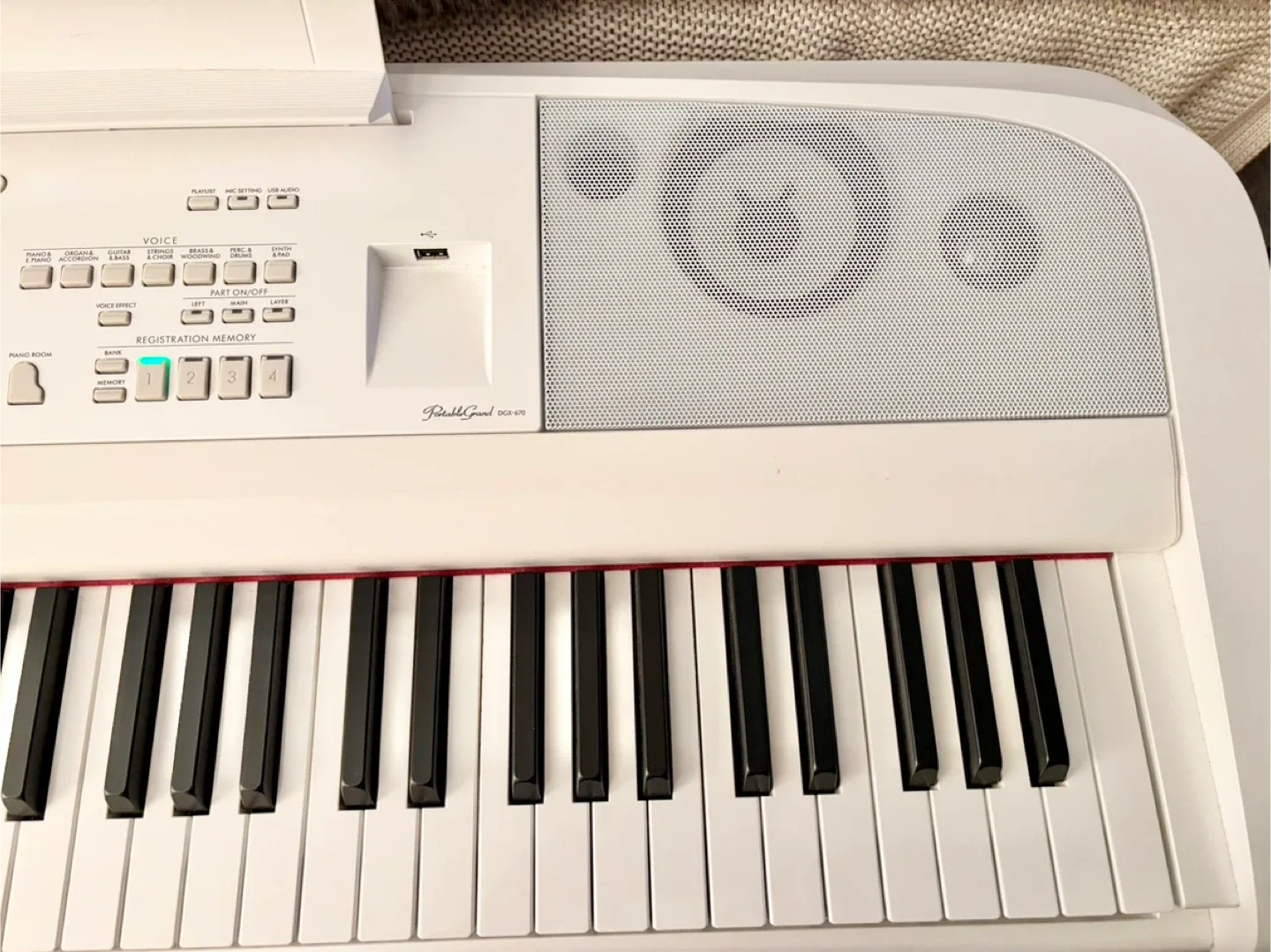 Yamaha DGX-670 Digital Piano - White image indicator(4)