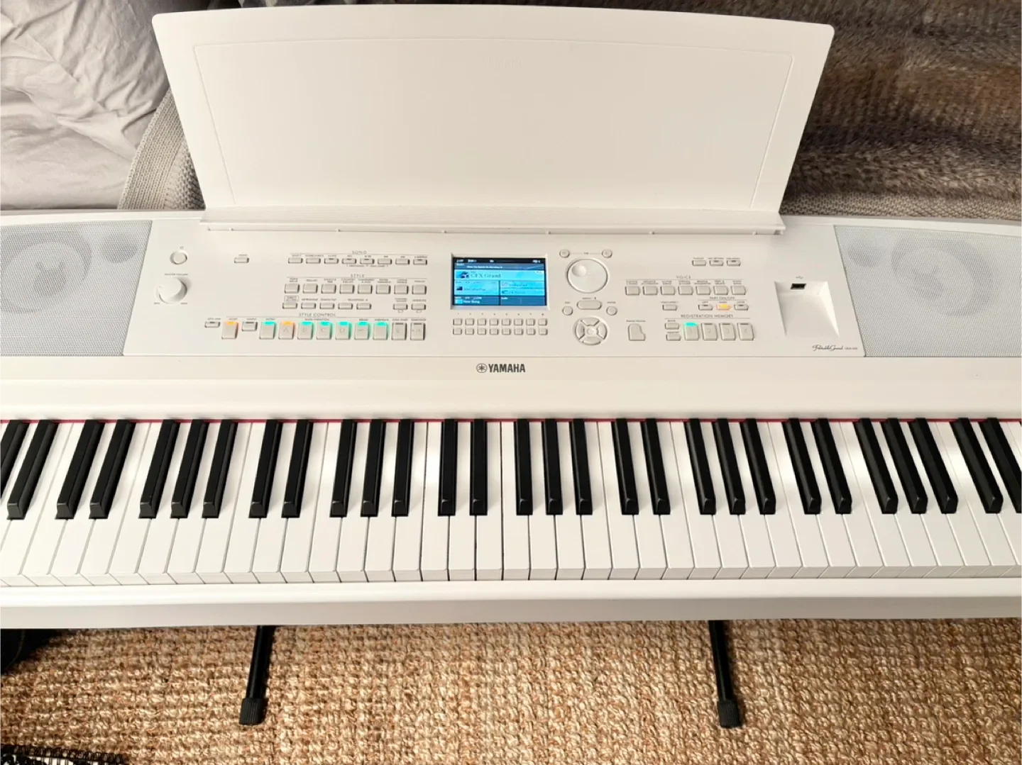 Yamaha DGX-670 Digital Piano - White image indicator(6)