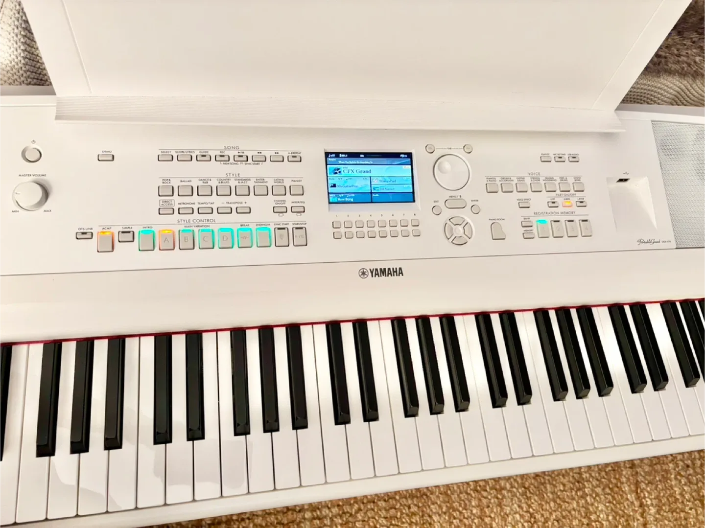 Yamaha DGX-670 Digital Piano - White image indicator(2)